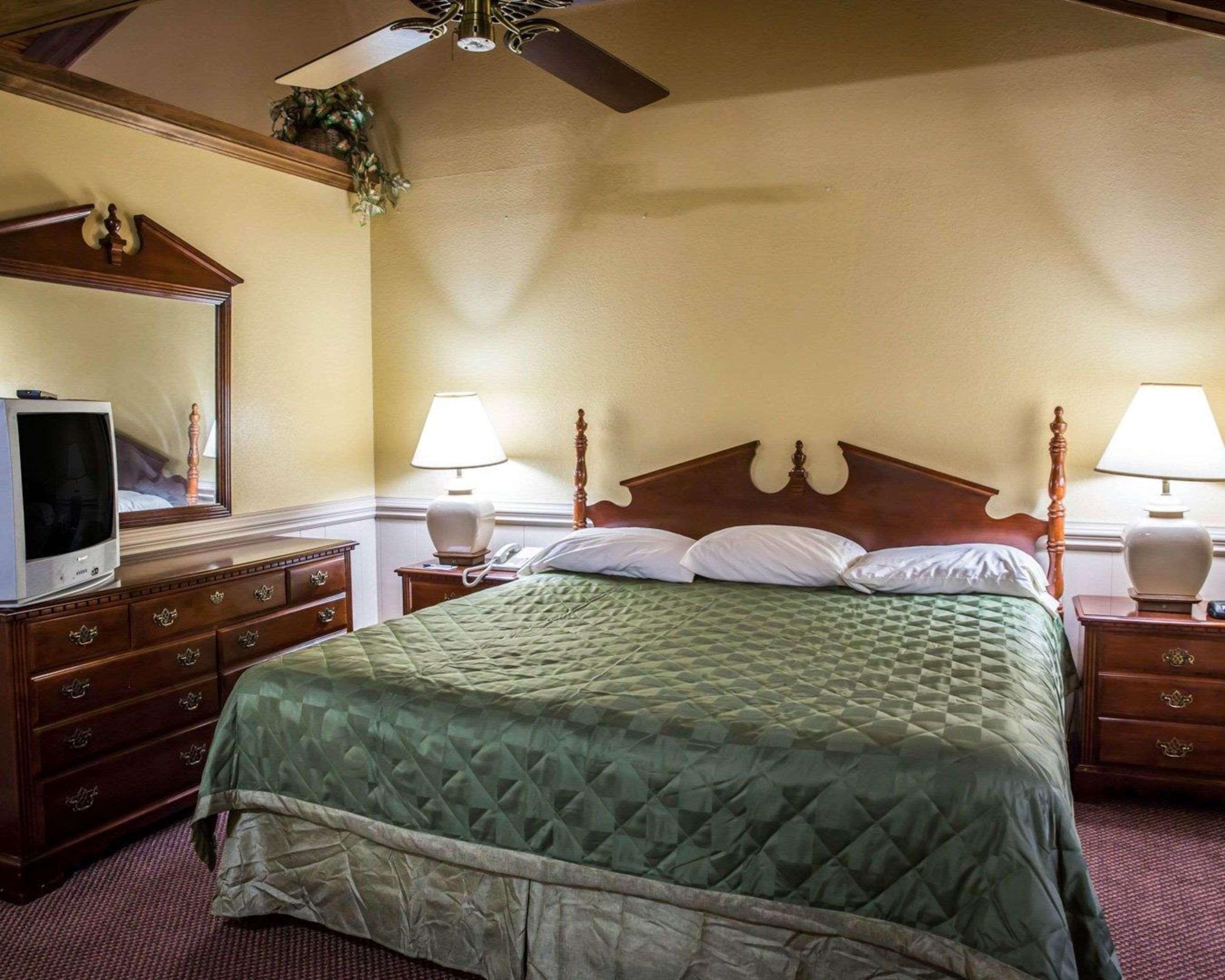 Rodeway Inn & Suites Plymouth Hwy 64 Kültér fotó