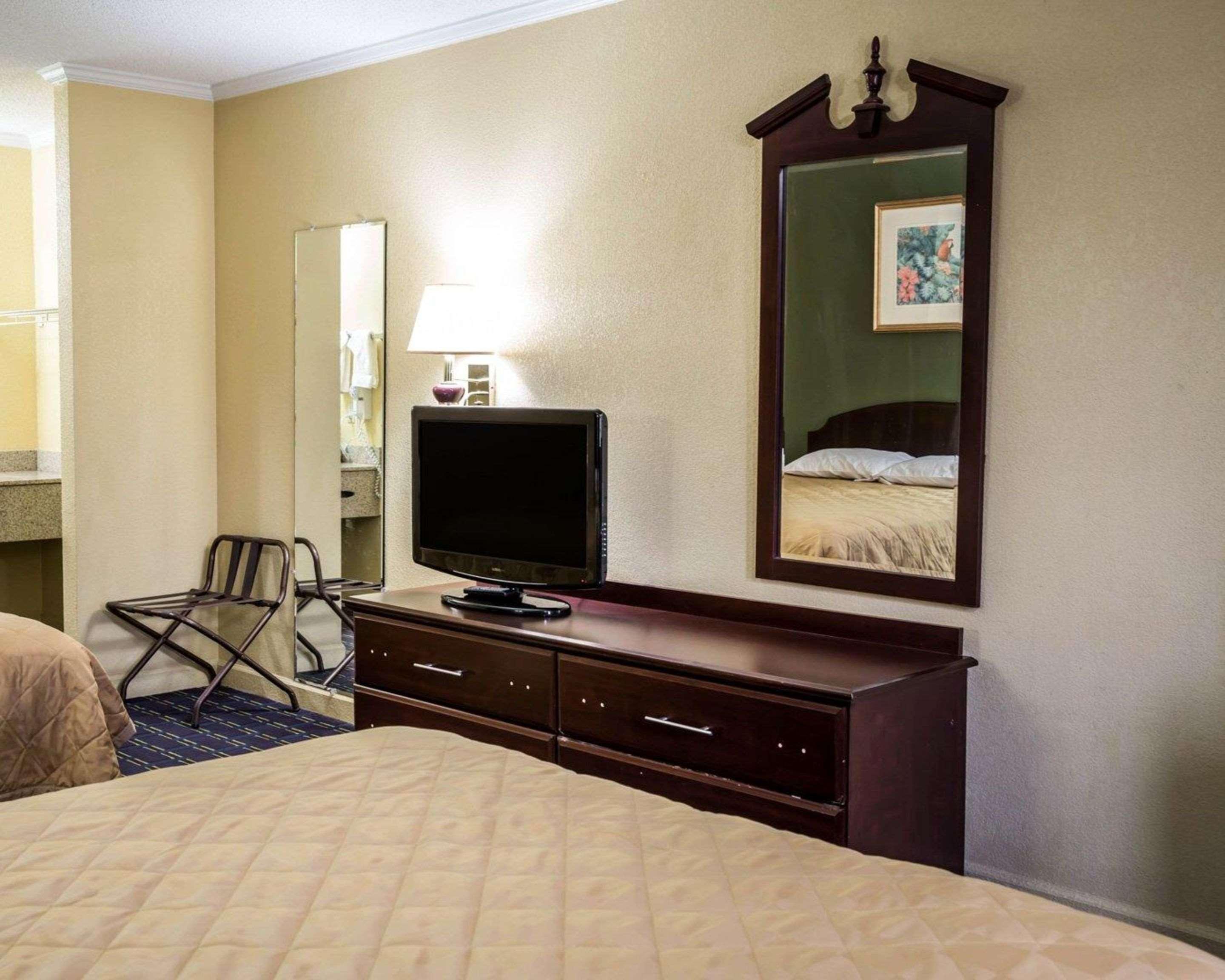 Rodeway Inn & Suites Plymouth Hwy 64 Kültér fotó