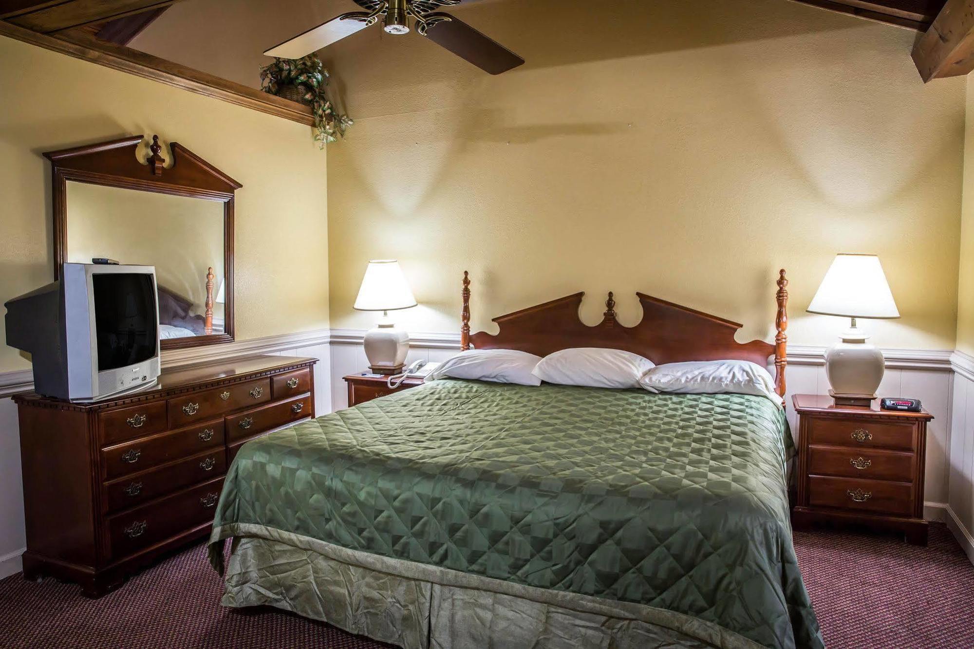 Rodeway Inn & Suites Plymouth Hwy 64 Kültér fotó