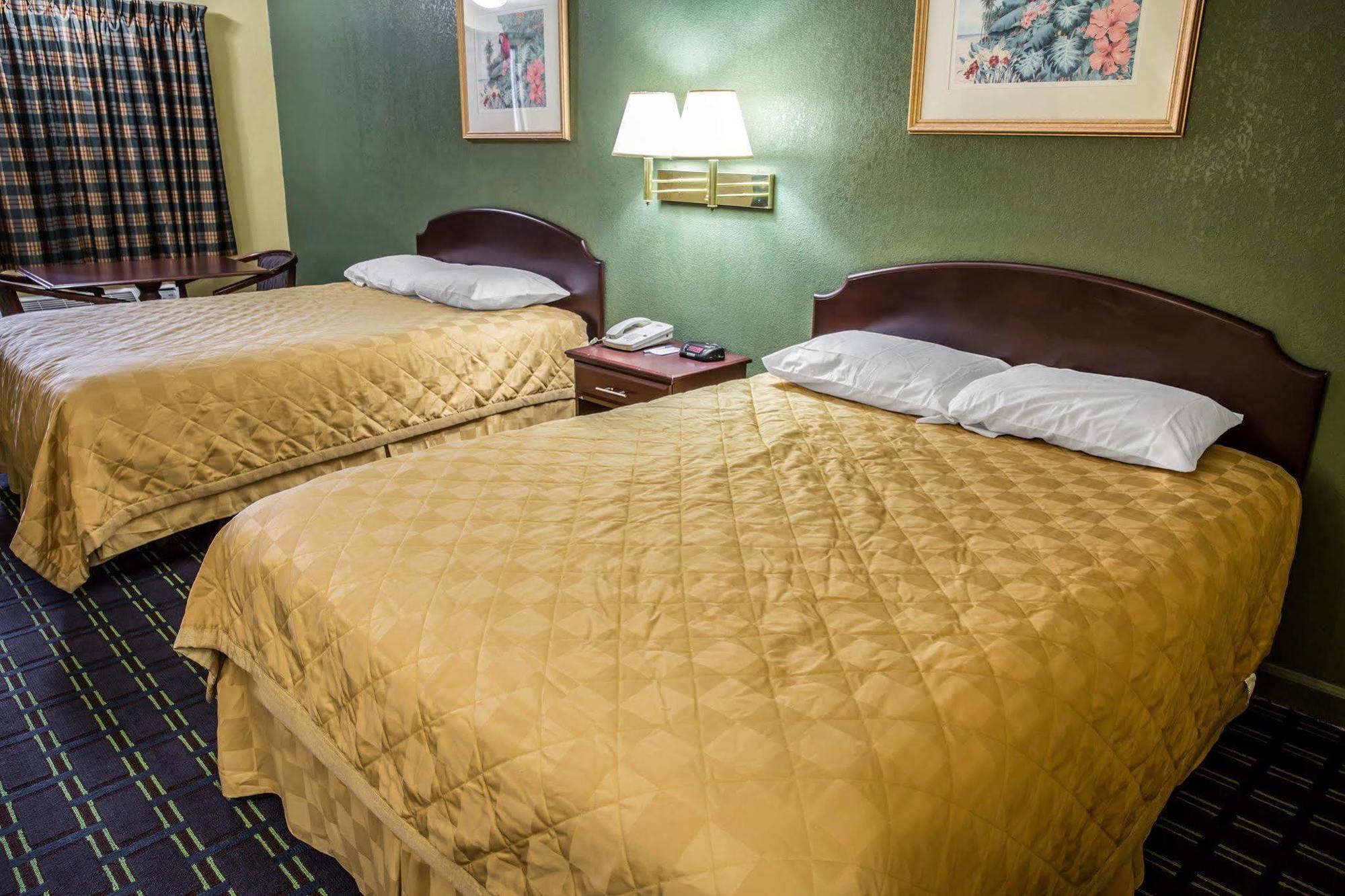 Rodeway Inn & Suites Plymouth Hwy 64 Kültér fotó